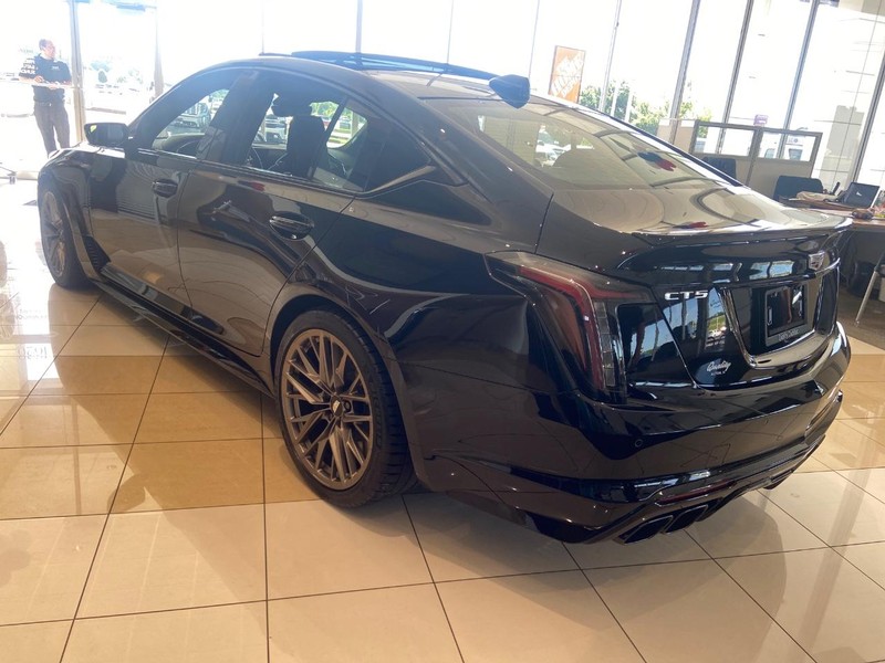 Cadillac CT5-V Vehicle Full-screen Gallery Image 04