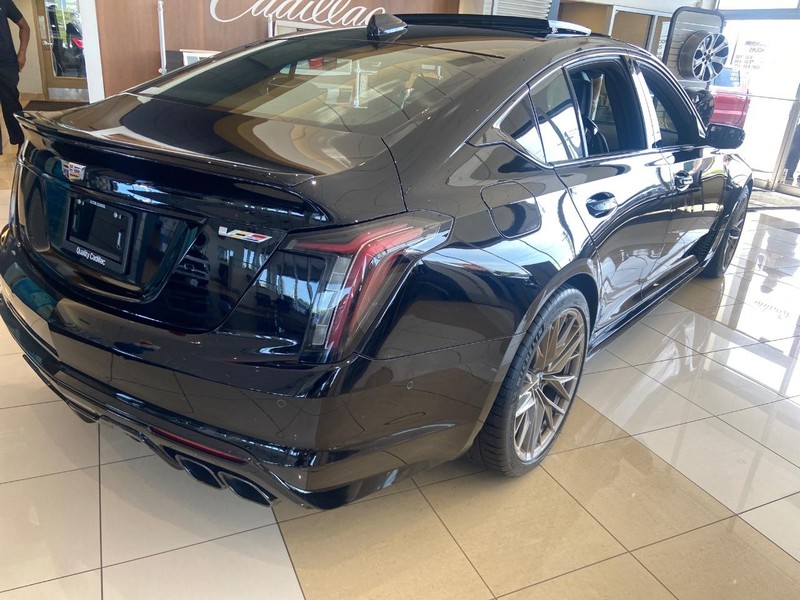 Cadillac CT5-V Vehicle Full-screen Gallery Image 05