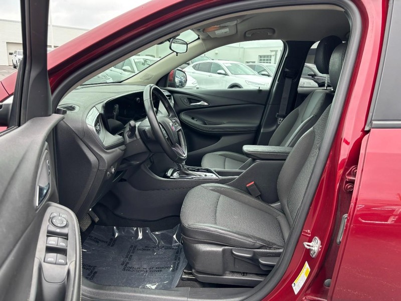 Buick Encore GX Vehicle Full-screen Gallery Image 08