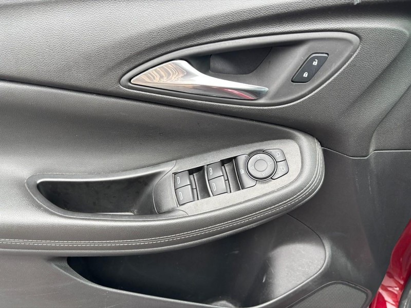 Buick Encore GX Vehicle Full-screen Gallery Image 09