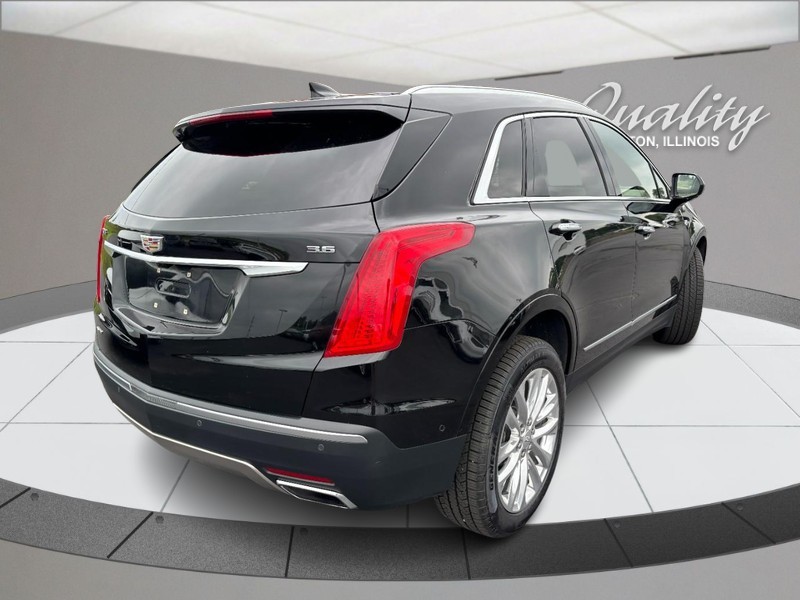 Cadillac XT5 Vehicle Full-screen Gallery Image 03