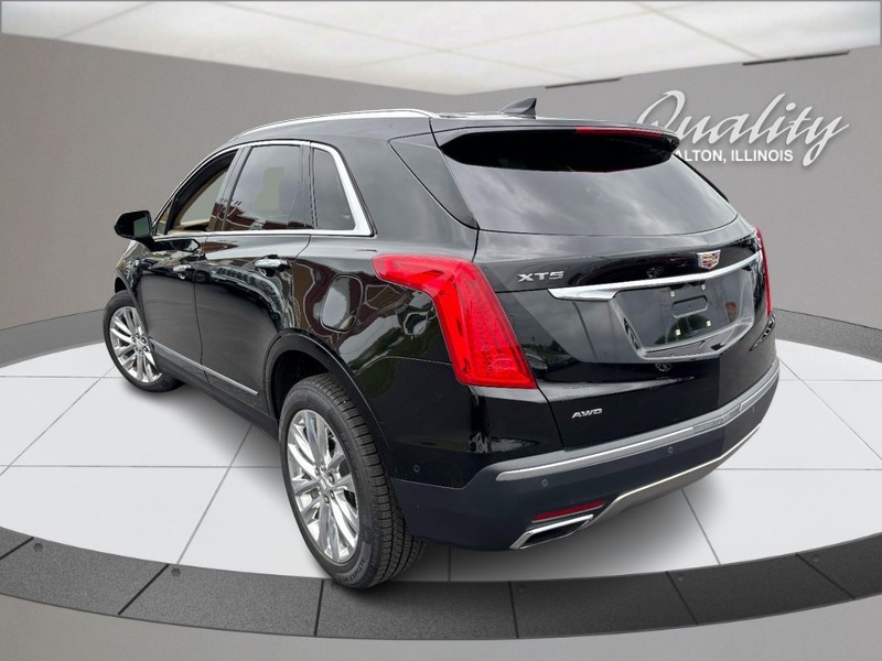 Cadillac XT5 Vehicle Full-screen Gallery Image 05