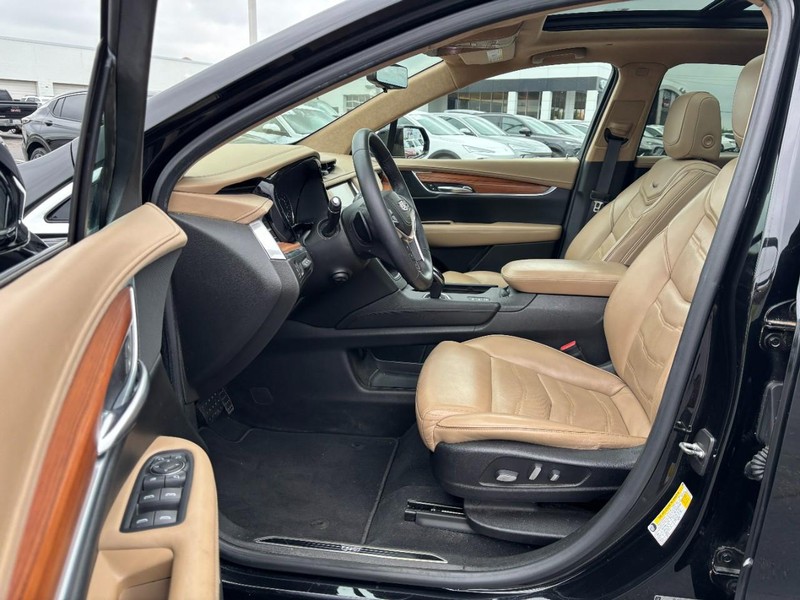 Cadillac XT5 Vehicle Full-screen Gallery Image 08