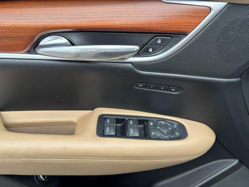 Cadillac XT5 Vehicle Full-screen Gallery Image 09