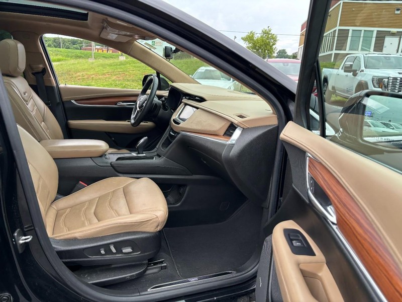 Cadillac XT5 Vehicle Full-screen Gallery Image 11