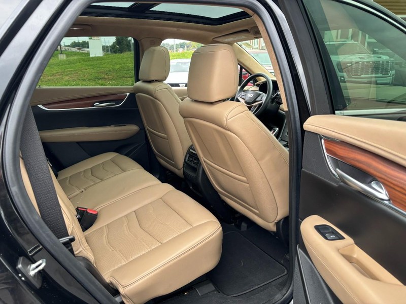 Cadillac XT5 Vehicle Full-screen Gallery Image 12