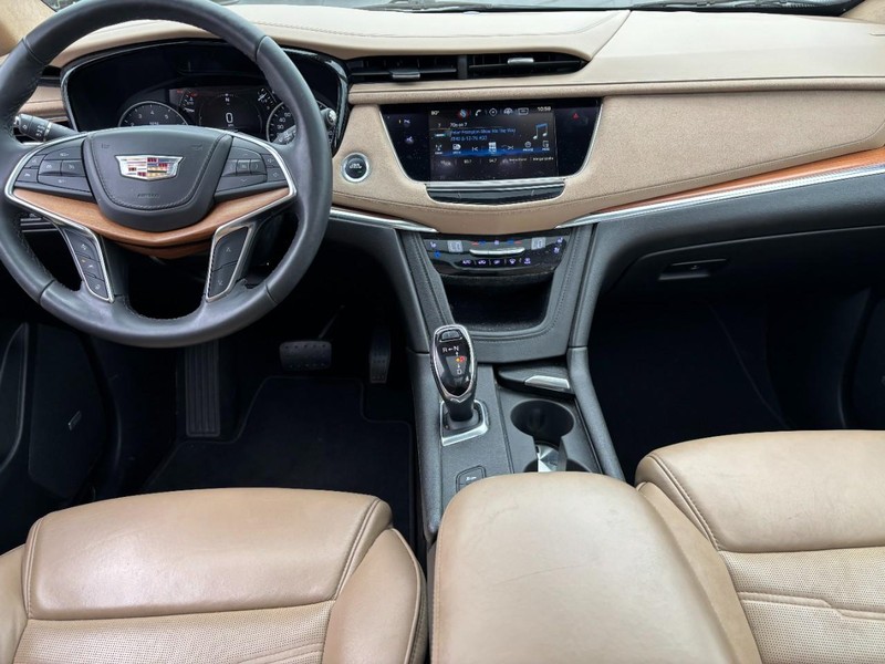 Cadillac XT5 Vehicle Full-screen Gallery Image 13