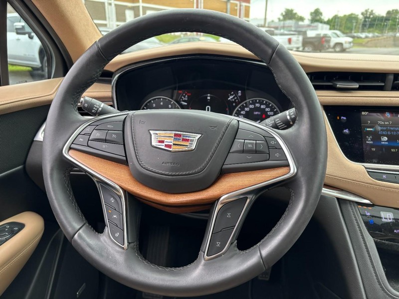 Cadillac XT5 Vehicle Full-screen Gallery Image 14