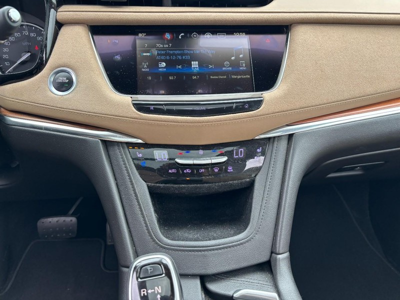 Cadillac XT5 Vehicle Full-screen Gallery Image 15