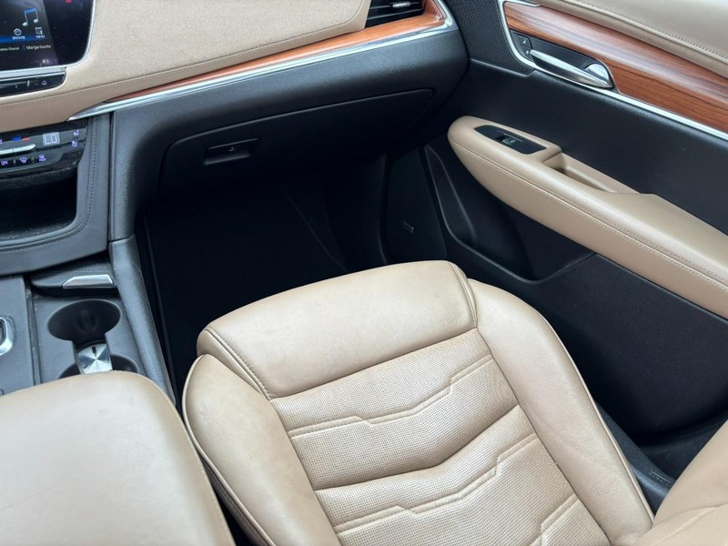 Cadillac XT5 Vehicle Full-screen Gallery Image 16