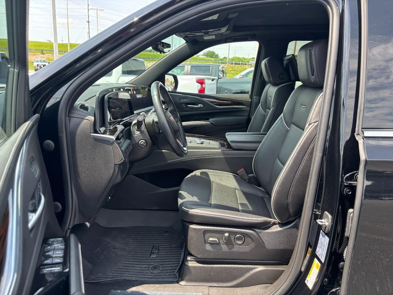 Cadillac Escalade Vehicle Full-screen Gallery Image 08