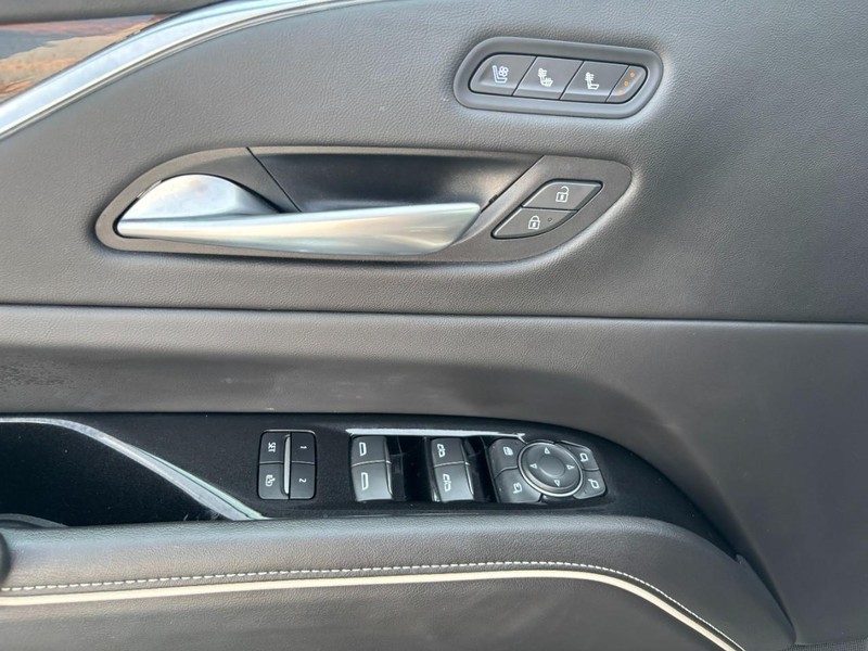 Cadillac Escalade Vehicle Full-screen Gallery Image 09
