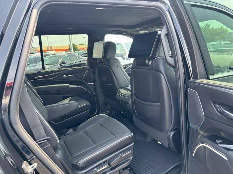 Cadillac Escalade Vehicle Full-screen Gallery Image 12