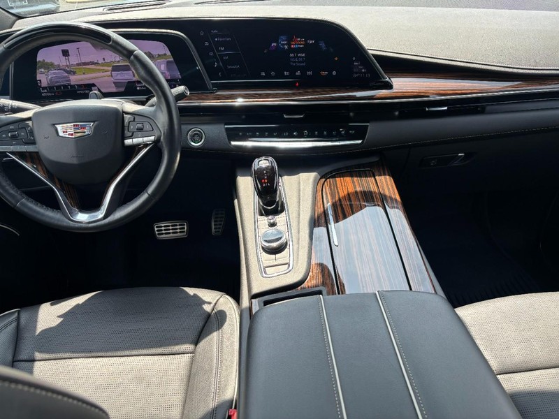 Cadillac Escalade Vehicle Full-screen Gallery Image 13