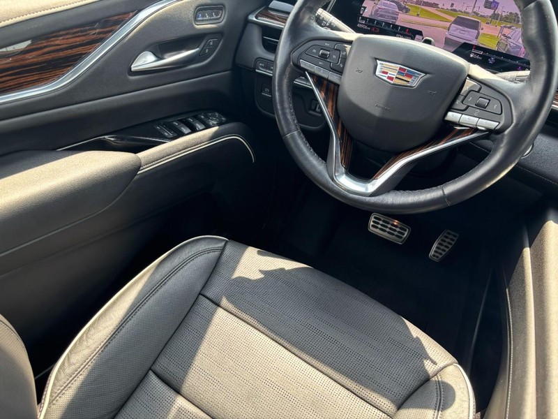 Cadillac Escalade Vehicle Full-screen Gallery Image 14