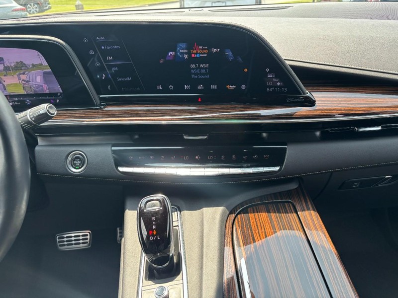 Cadillac Escalade Vehicle Full-screen Gallery Image 16