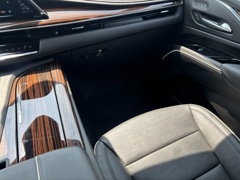 Cadillac Escalade Vehicle Full-screen Gallery Image 17