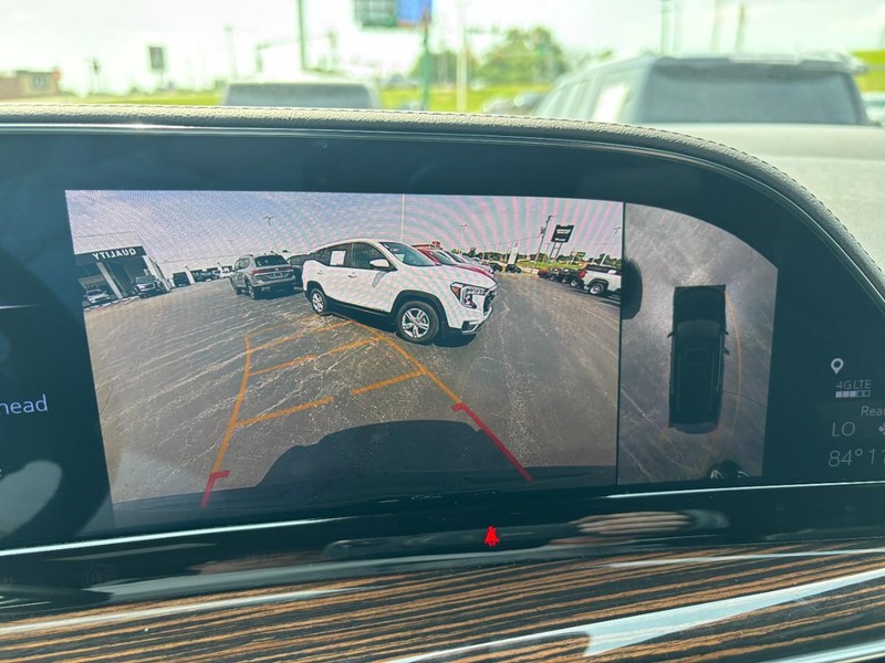 Cadillac Escalade Vehicle Full-screen Gallery Image 21