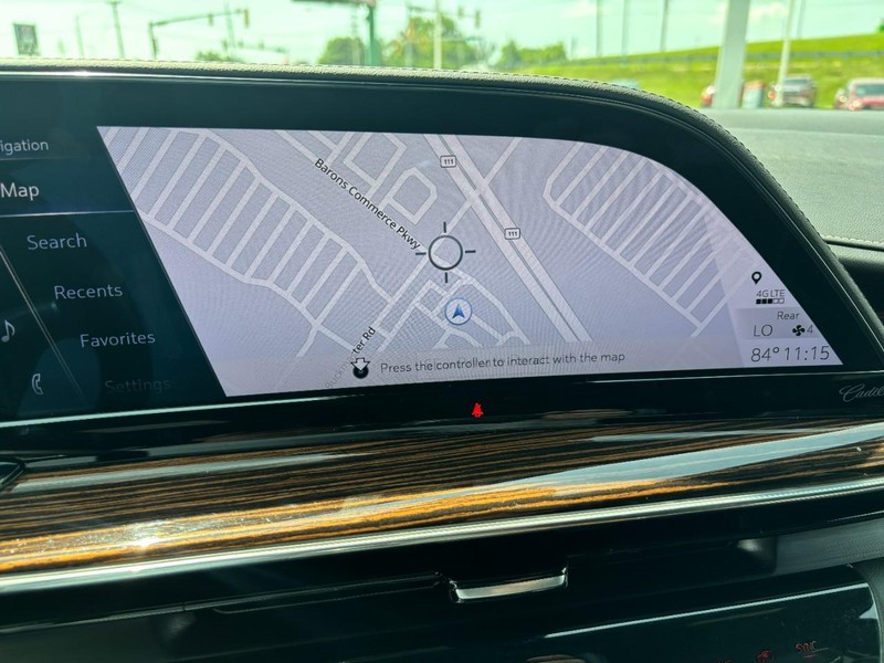 Cadillac Escalade Vehicle Full-screen Gallery Image 22
