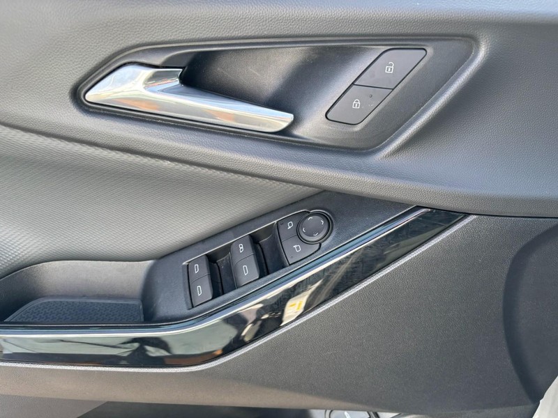 Chevrolet Equinox Vehicle Full-screen Gallery Image 09