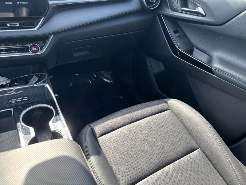 Chevrolet Equinox Vehicle Full-screen Gallery Image 16
