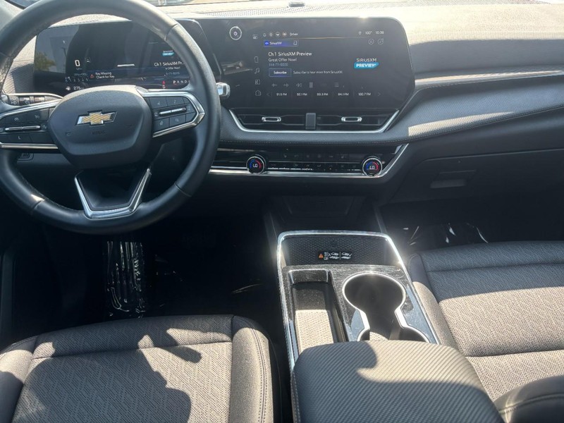Chevrolet Equinox Vehicle Full-screen Gallery Image 13