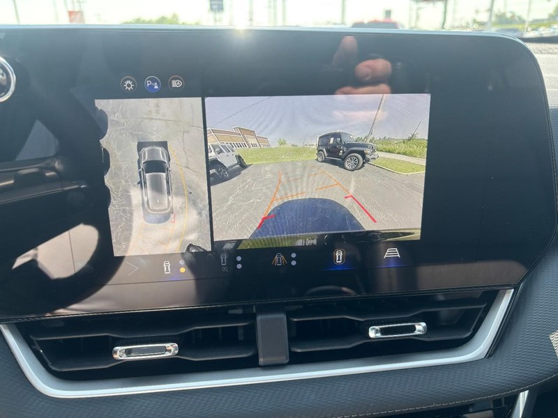 Chevrolet Equinox Vehicle Full-screen Gallery Image 19