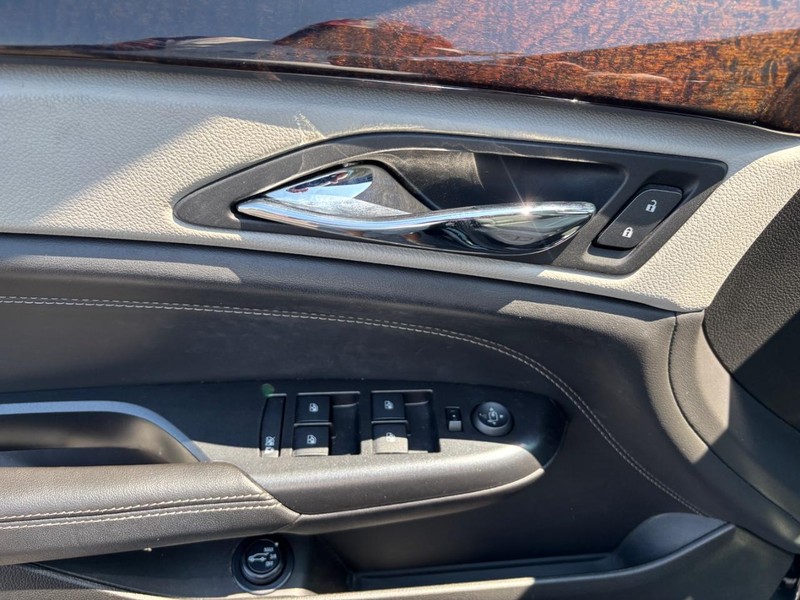 Cadillac SRX Vehicle Full-screen Gallery Image 09