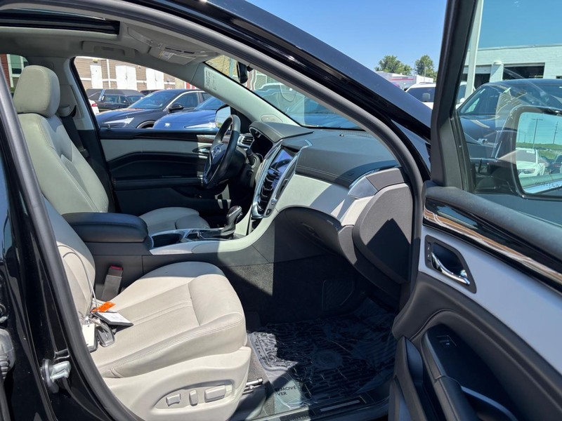 Cadillac SRX Vehicle Full-screen Gallery Image 11