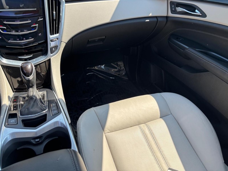Cadillac SRX Vehicle Full-screen Gallery Image 16