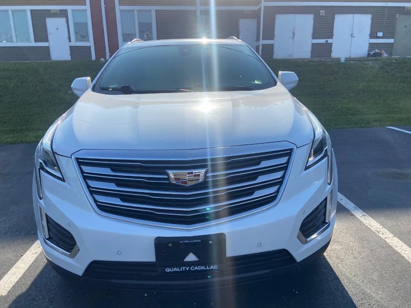Cadillac XT5 Vehicle Full-screen Gallery Image 02