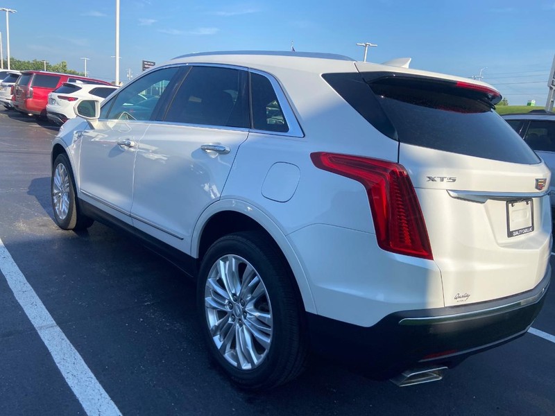 Cadillac XT5 Vehicle Full-screen Gallery Image 04
