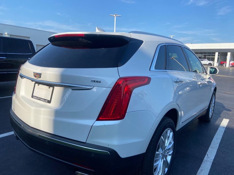 Cadillac XT5 Vehicle Full-screen Gallery Image 05