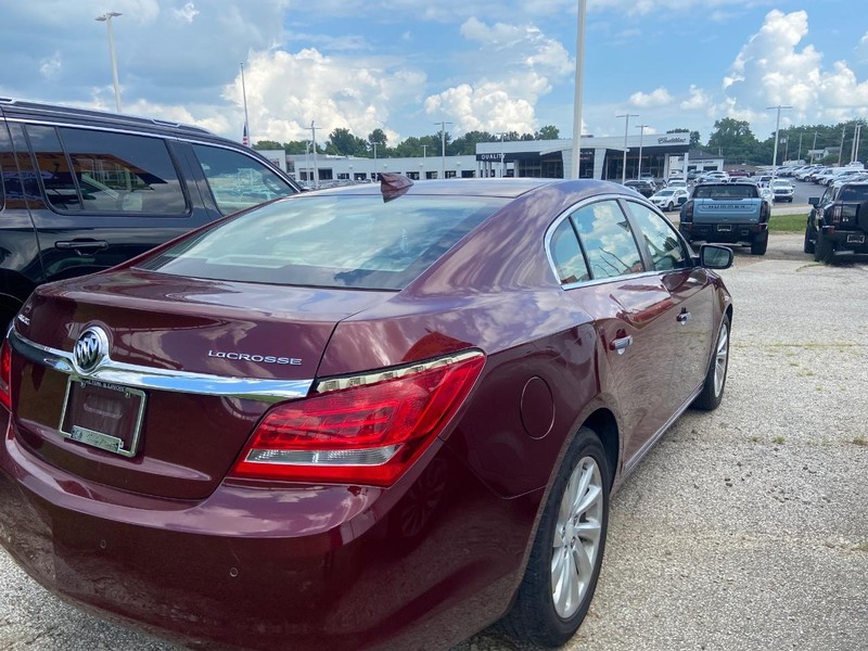 Buick LaCrosse Vehicle Full-screen Gallery Image 05