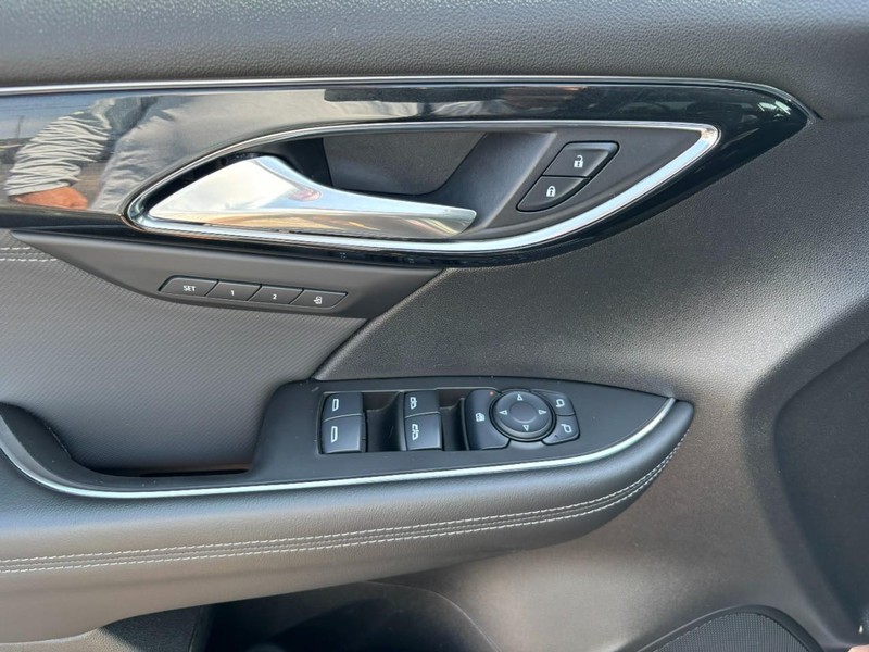 Buick Envision Vehicle Full-screen Gallery Image 09