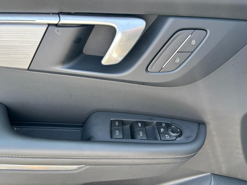 Buick Enclave Vehicle Full-screen Gallery Image 09