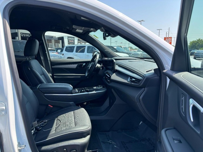Buick Enclave Vehicle Full-screen Gallery Image 11