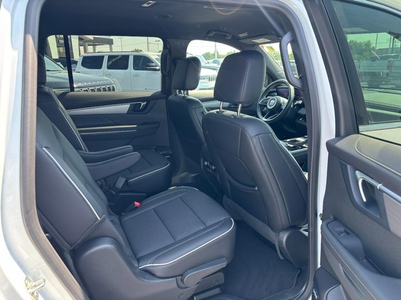 Buick Enclave Vehicle Full-screen Gallery Image 12