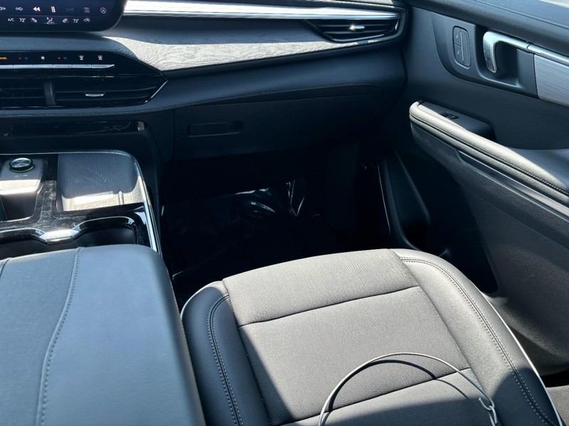 Buick Enclave Vehicle Full-screen Gallery Image 16