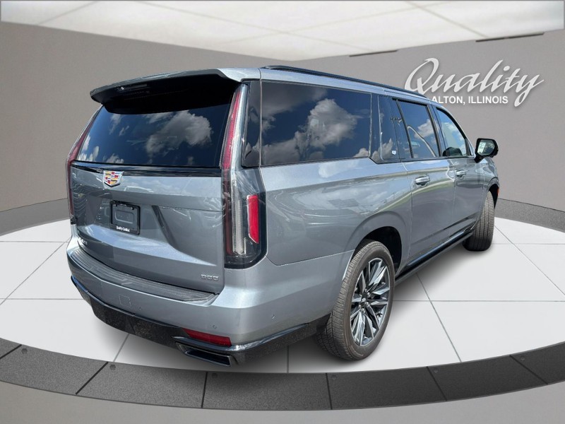Cadillac Escalade ESV Vehicle Full-screen Gallery Image 03