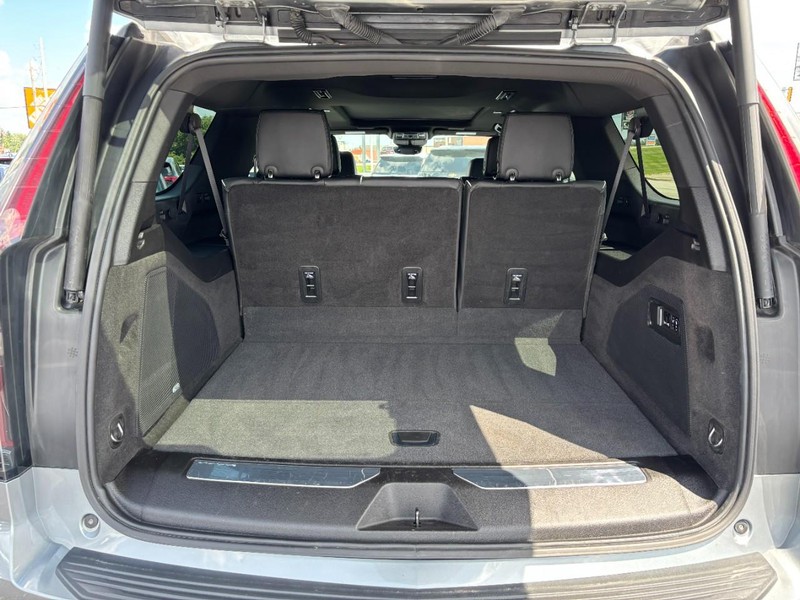 Cadillac Escalade ESV Vehicle Full-screen Gallery Image 06