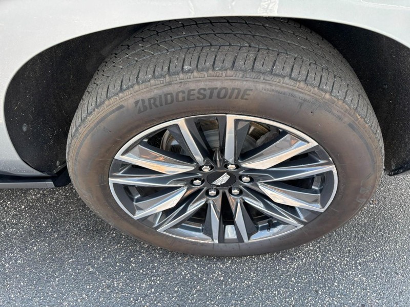 Cadillac Escalade ESV Vehicle Full-screen Gallery Image 07
