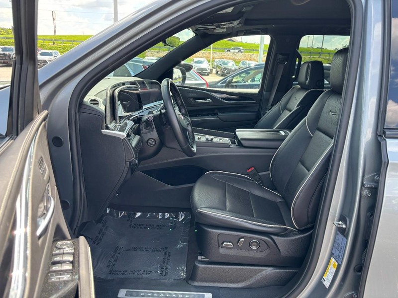 Cadillac Escalade ESV Vehicle Full-screen Gallery Image 08