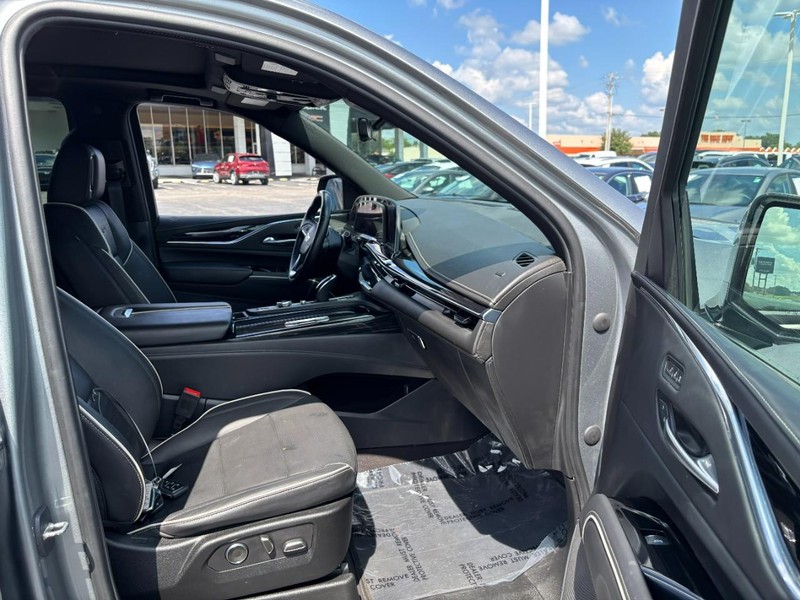 Cadillac Escalade ESV Vehicle Full-screen Gallery Image 11