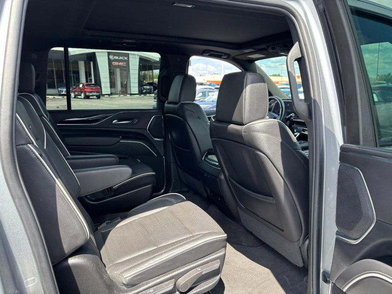 Cadillac Escalade ESV Vehicle Full-screen Gallery Image 12
