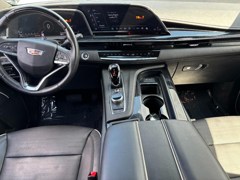 Cadillac Escalade ESV Vehicle Full-screen Gallery Image 13