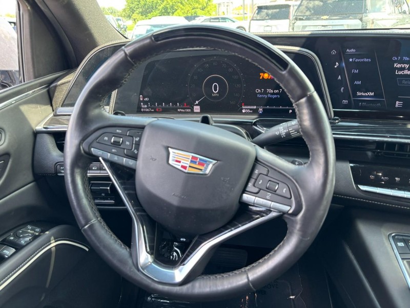 Cadillac Escalade ESV Vehicle Full-screen Gallery Image 14