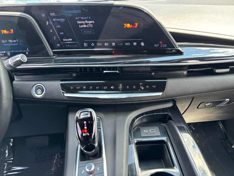 Cadillac Escalade ESV Vehicle Full-screen Gallery Image 15