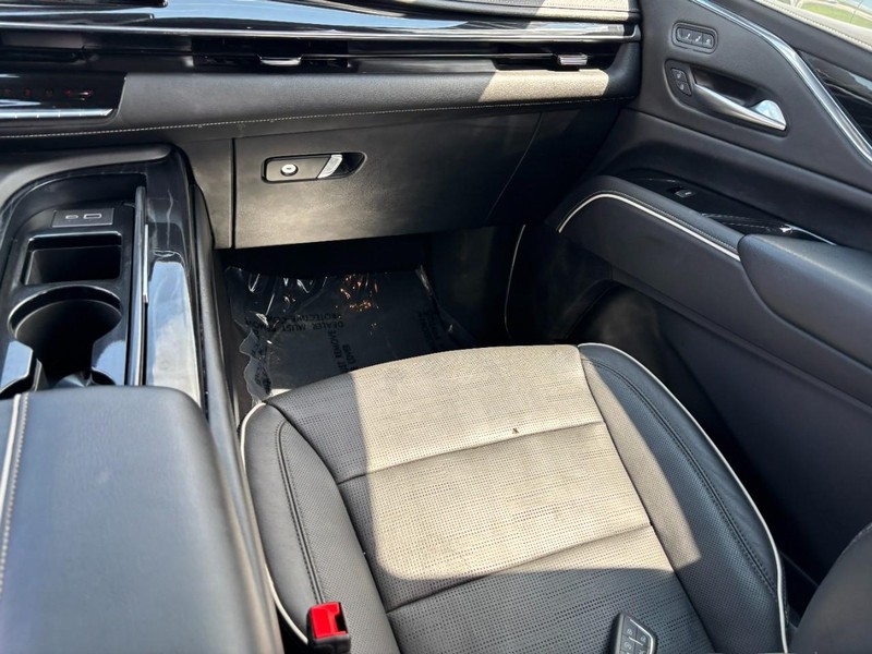 Cadillac Escalade ESV Vehicle Full-screen Gallery Image 16