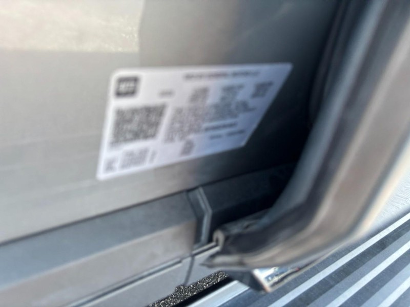 Cadillac Escalade ESV Vehicle Full-screen Gallery Image 17